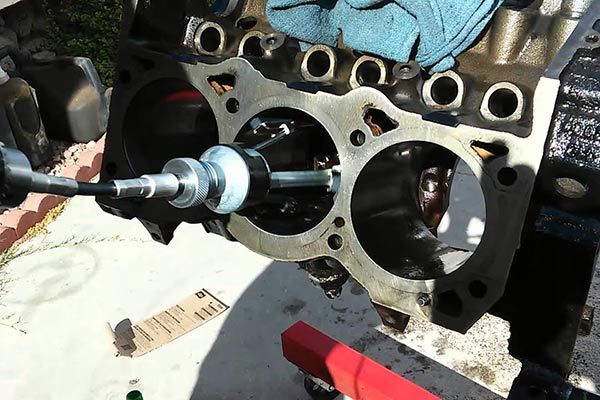 Difference between Deglazing and Honing a Cylinder